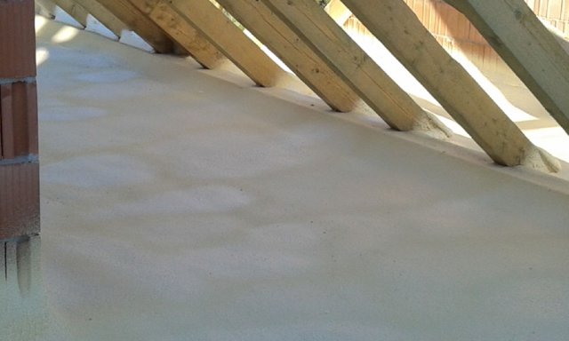 ocieplanie pianką poliuretanową słomniki